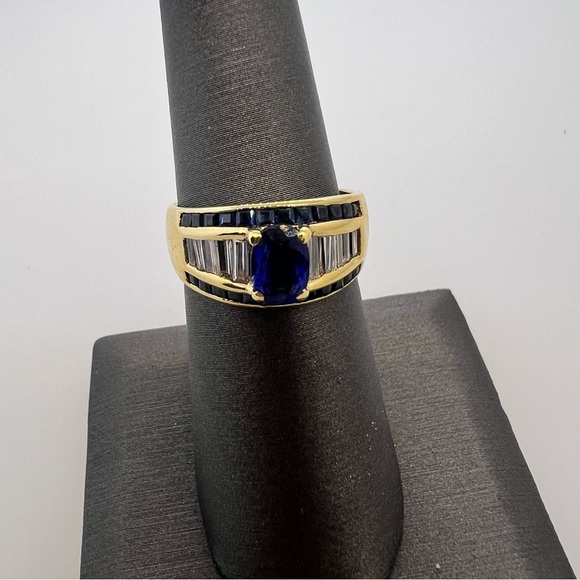 18k Yellow Gold Diamond & Sapphire Ring - Picture 5 of 10
